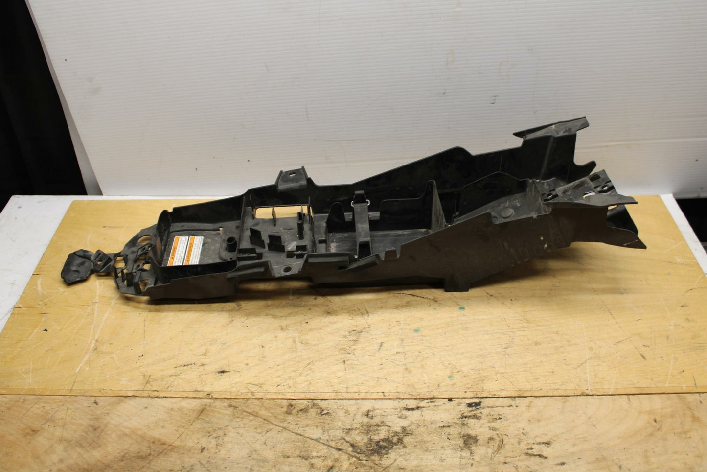 14-17 YAMAHA FZ09 REAR BACK TAIL UNDERTAIL BATTERY TRAY PLASTIC BB321