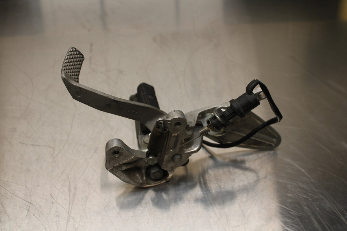 96 YAMAHA YZF750R RIGHT REARSET REAR SET DRIVER FOOT PEG REST STOP BB137