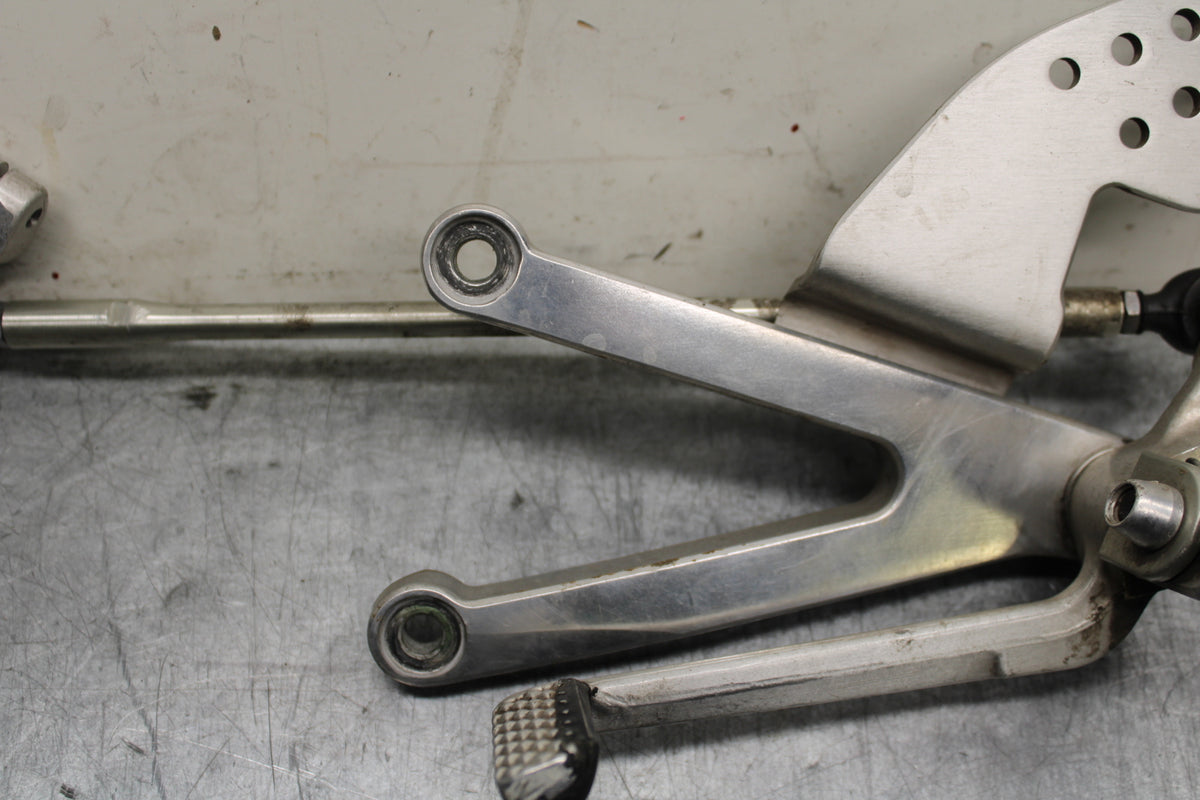 00-01 YAMAHA YZF R1 LEFT REARSET REAR SET DRIVER FOOT PEG REST STOP BB755