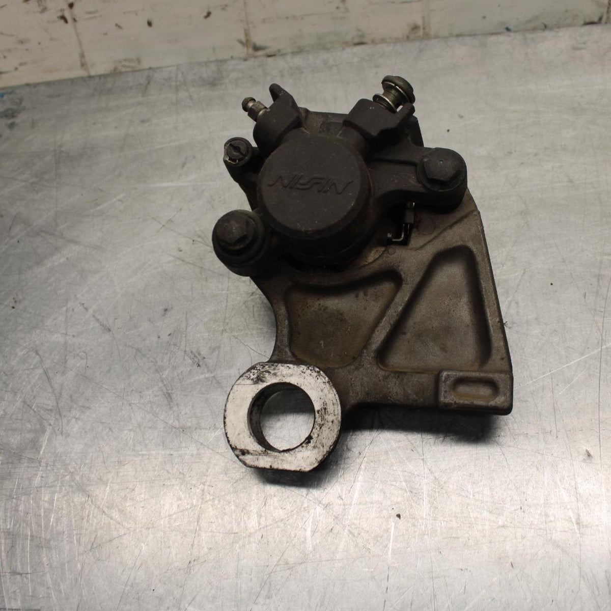 07 YAMAHA YZF R6 2c0 REAR  BRAKE CALIPER W MOUNT BRACKET 2C0-2580W-00-00 BB423