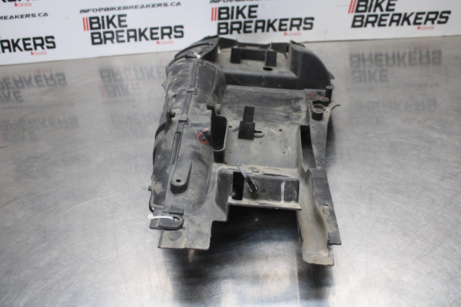 07-08 KAWASAKI NINJA ZX6R REAR BACK TAIL UNDERTAIL BATTERY TRAY PLASTIC BB203