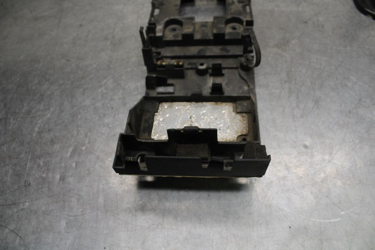 06 YAMAHA YZF R6 REAR BACK TAIL UNDERTAIL BATTERY TRAY PLASTIC BB716