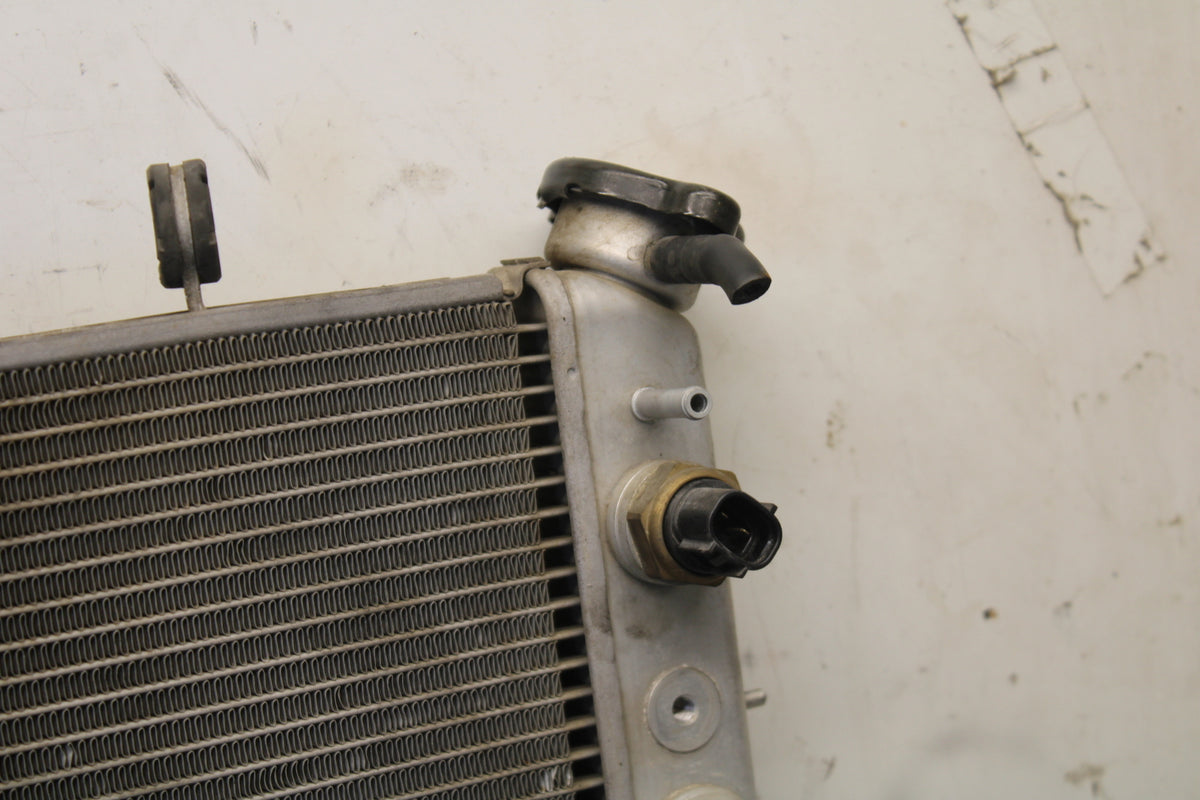 04-05 SUZUKI GSXR600 ENGINE RADIATOR COOLING RADIATER 17710-29G00 BB658