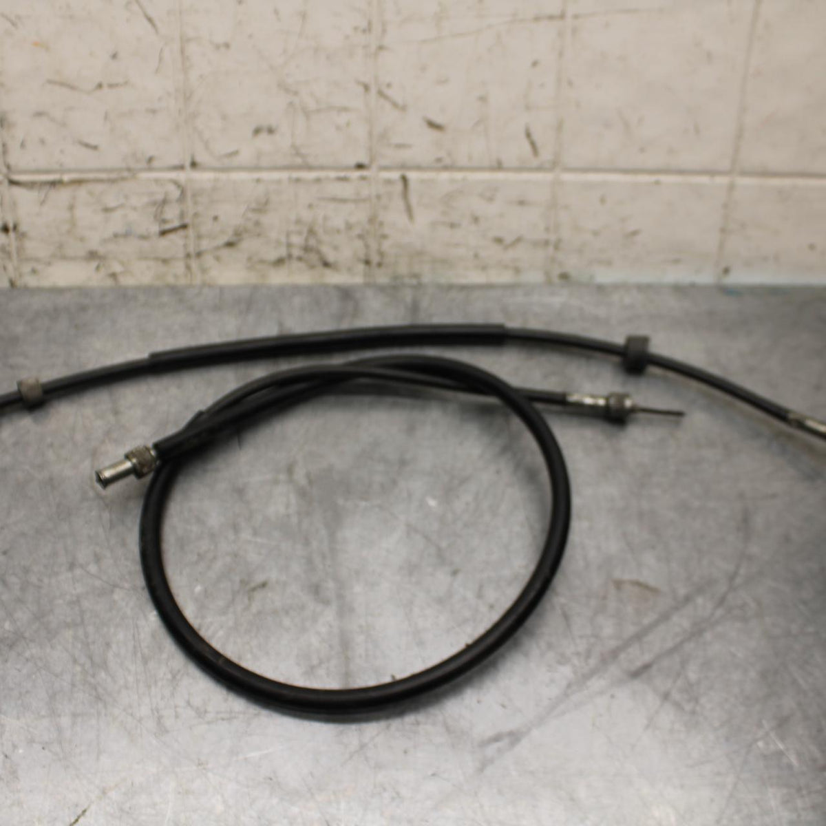 1977 Yamaha XS750 SPEEDOMETER AND TACHOMETER CABLE SPEEDO LINE   bb554