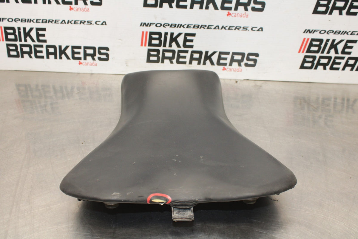 20 TRIUMPH STREET TRIPLE 765 FRONT DRIVERS SEAT PAD SADDLE PILLION BB864