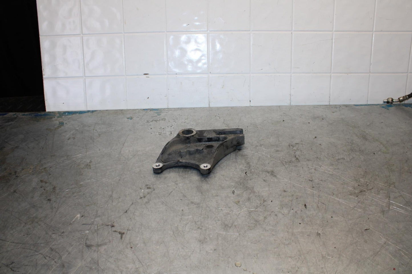 06-07 KAWASAKI NINJA ZX14R REAR BRAKE CALIPER HANGER BACK MOUNTING BRACKETBB433