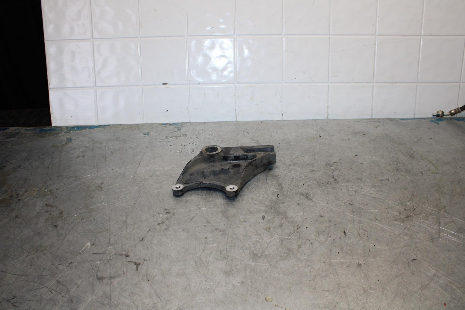 06-07 KAWASAKI NINJA ZX14R REAR BRAKE CALIPER HANGER BACK MOUNTING BRACKETBB433