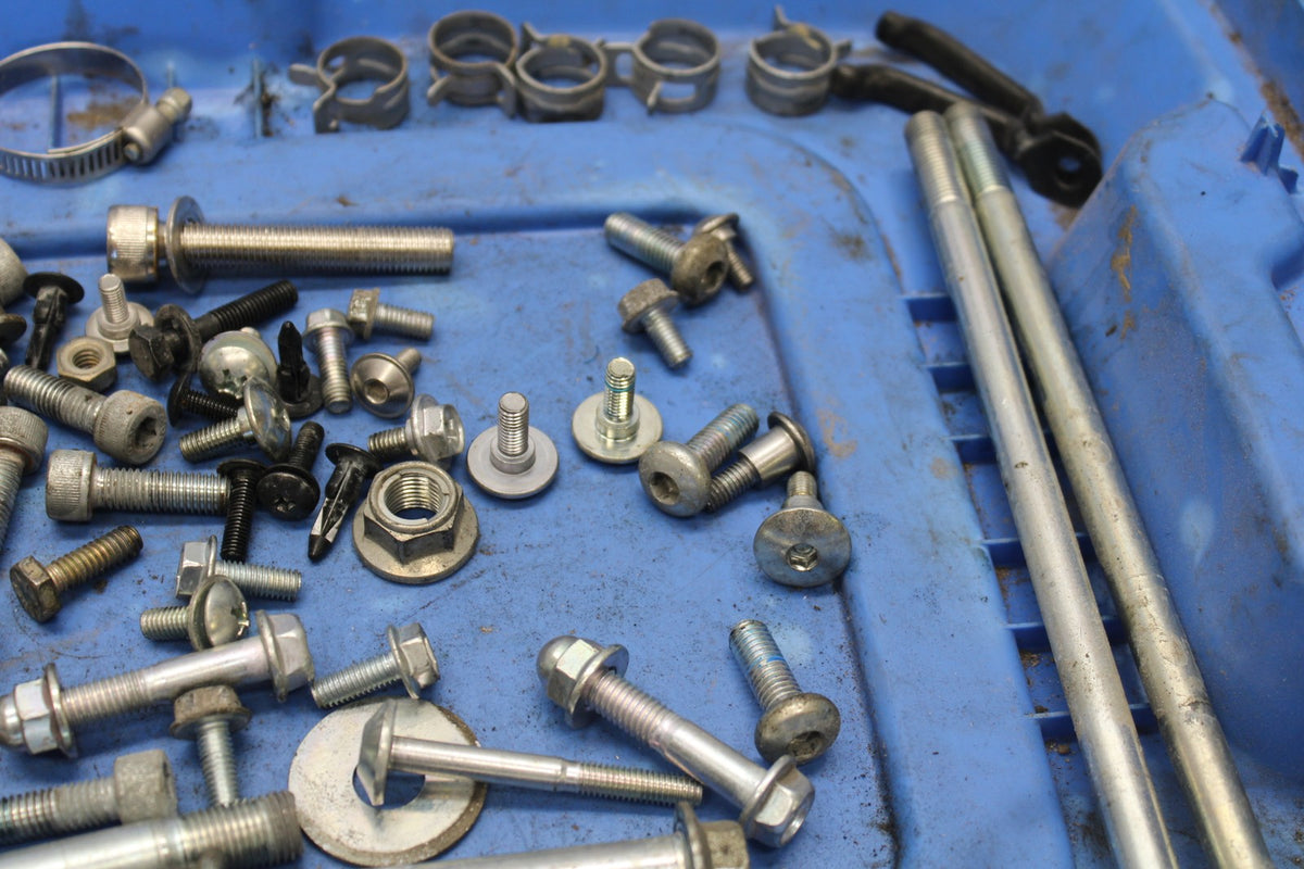 18 SUZUKI GSXR750 MOUNTING BOLTS HARDWARE SCREWS BB891