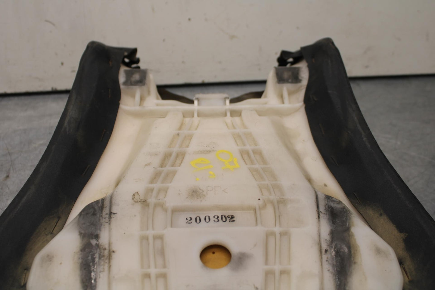 2007 Yamaha YZF R1 FRONT DRIVERS SEAT PAD SADDLE PILLION 4C8-24710-00-00 BB483