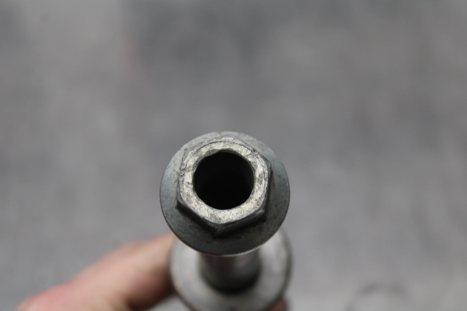 04-05 KAWASAKI NINJA ZX10R FRONT WHEEL RIM AXLE PIVOT BOLT BB163