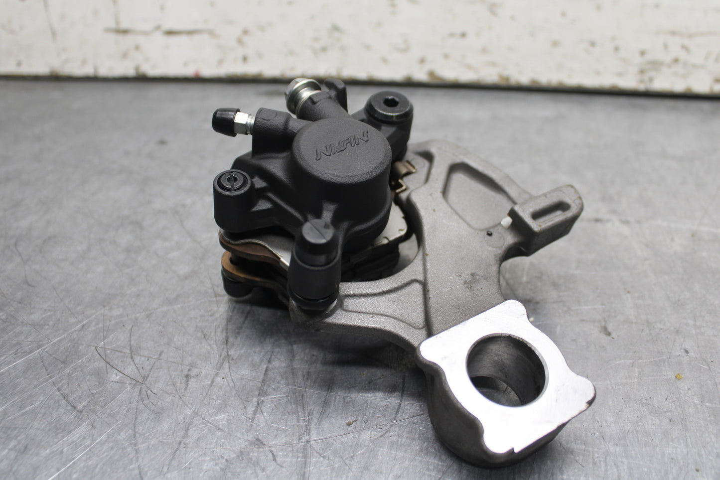 13 SUZUKI GSXR750 REAR BACK BRAKE CALIPER W MOUNT BRACKET BB110