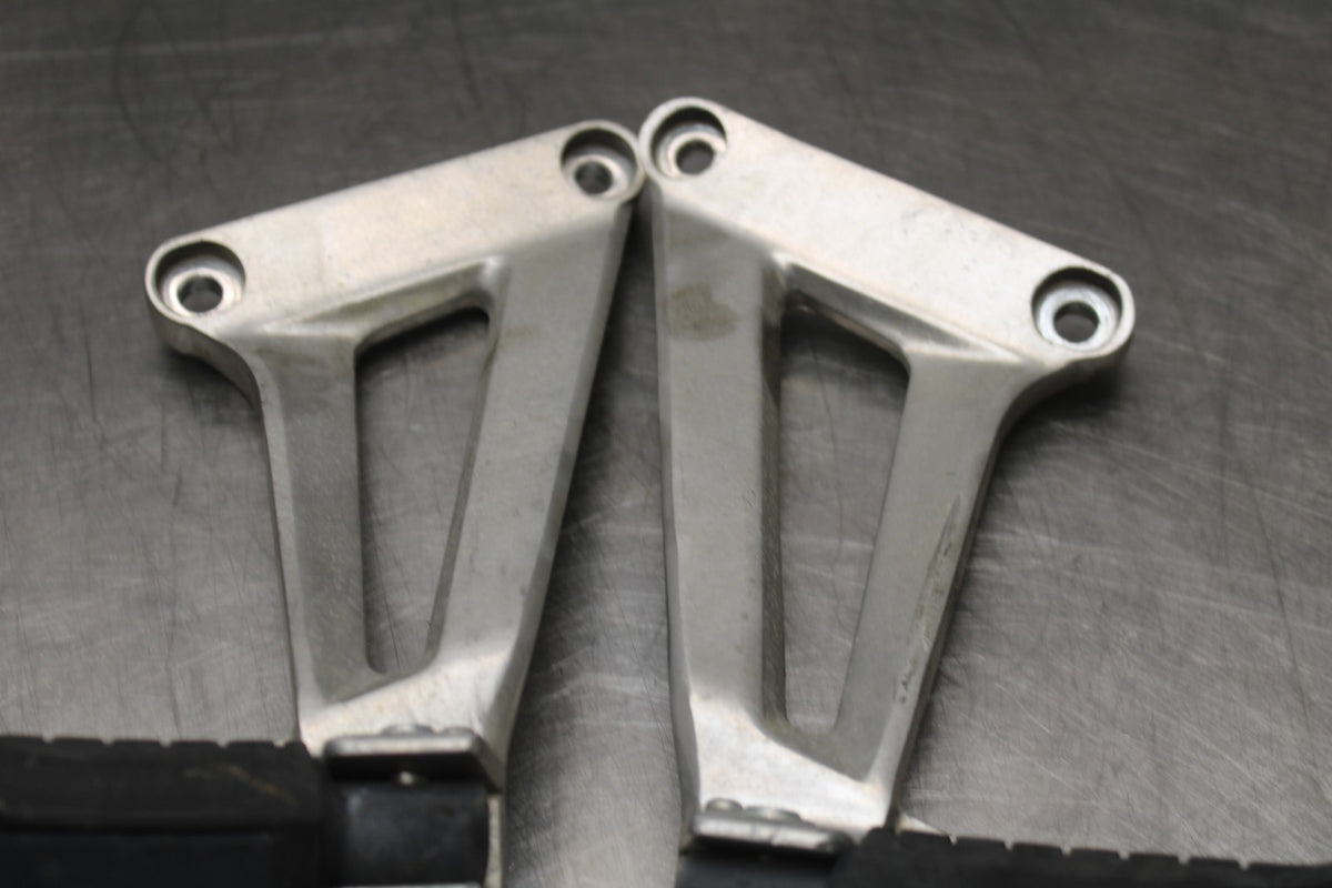 08 HONDA CBR125R REAR BACK PASSENGER PEG SET PAIR BB839