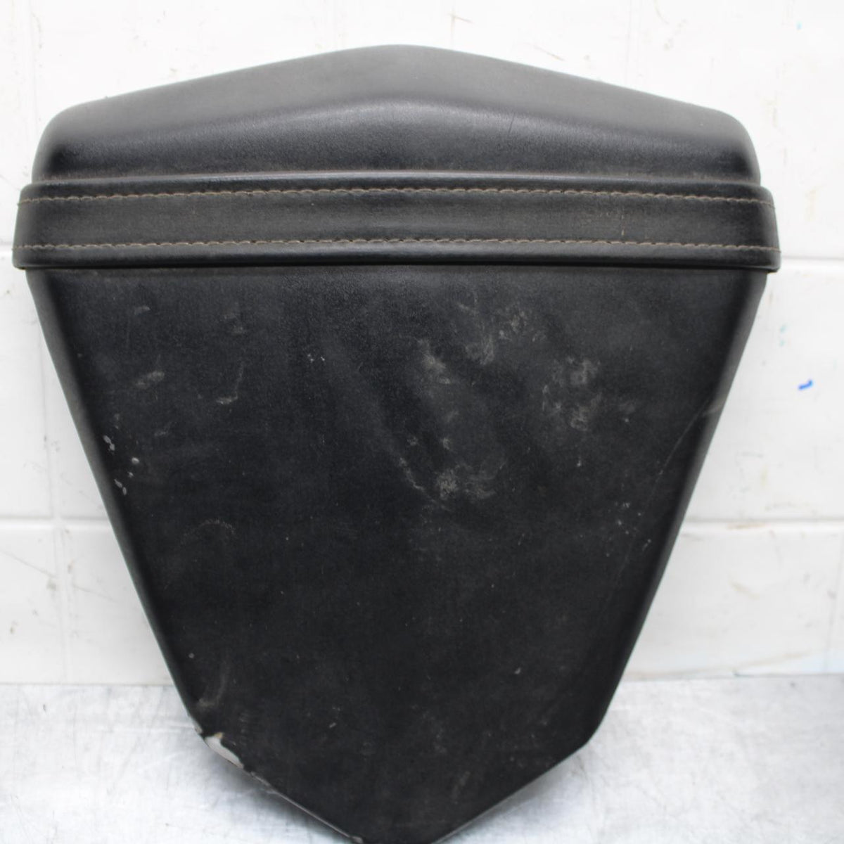 2007 Yamaha YZF R6 REAR BACK PASSENGER TANDEM SEAT PAD SADDLE PILLION BB590