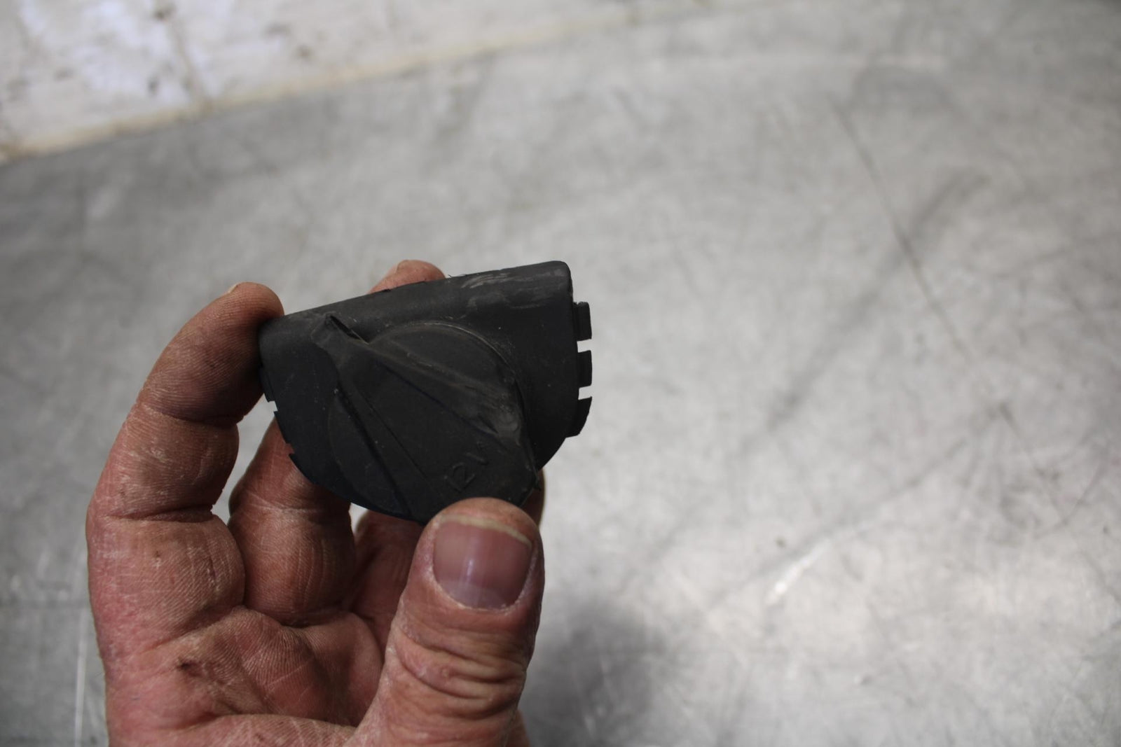22 KTM 890 ADVENTURE   AUX POWER PLUG BB514