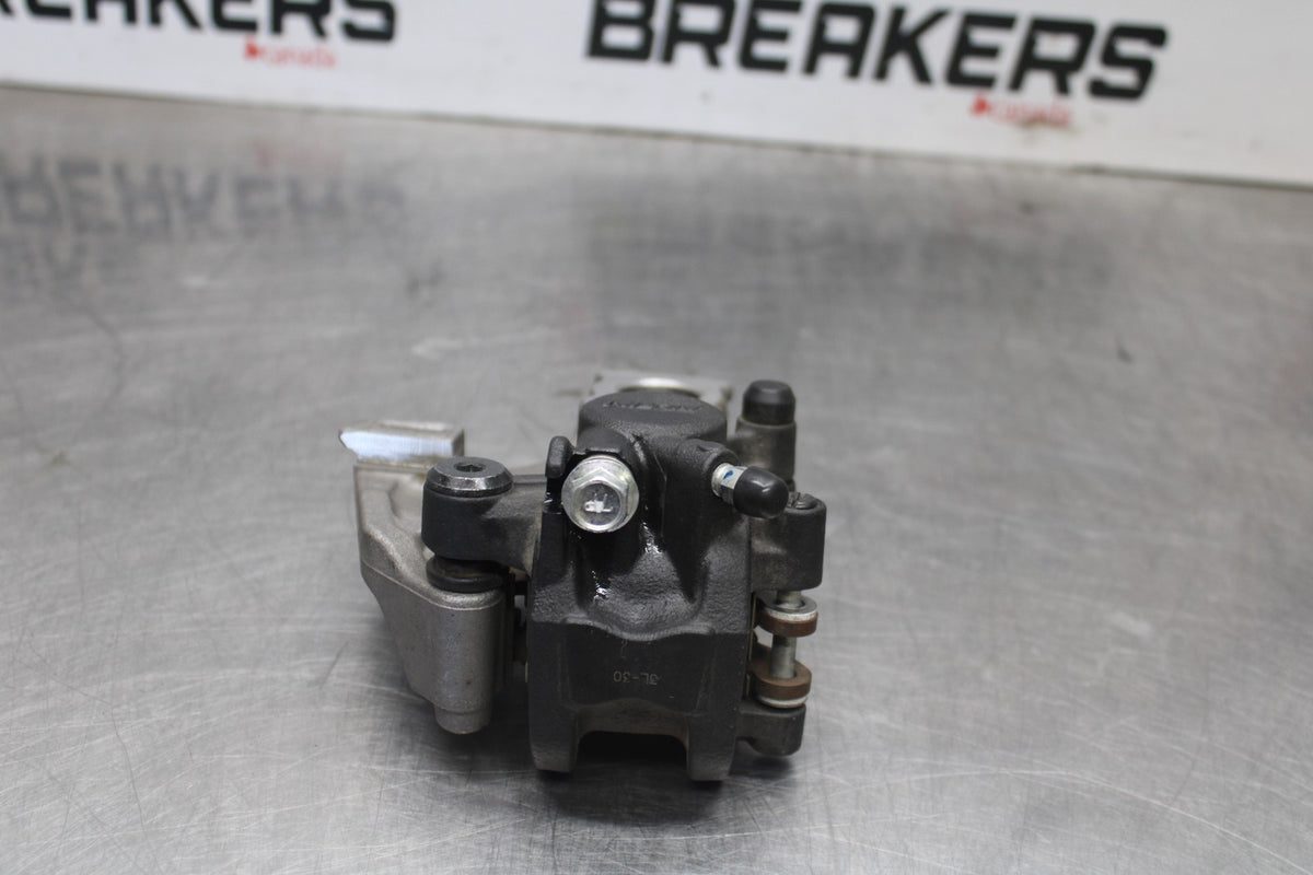 15-26 SUZUKI GSXR600 REAR BACK BRAKE CALIPER W MOUNT BRACKET BB888