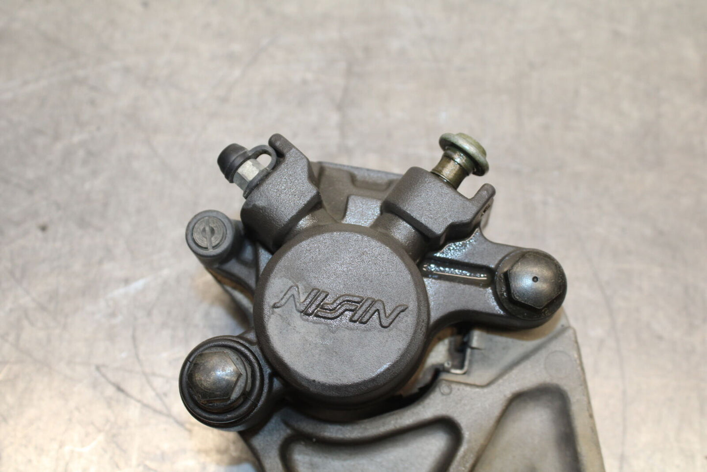06-07 YAMAHA YZF R6 REAR BACK BRAKE CALIPER W MOUNT BRACKET BB742