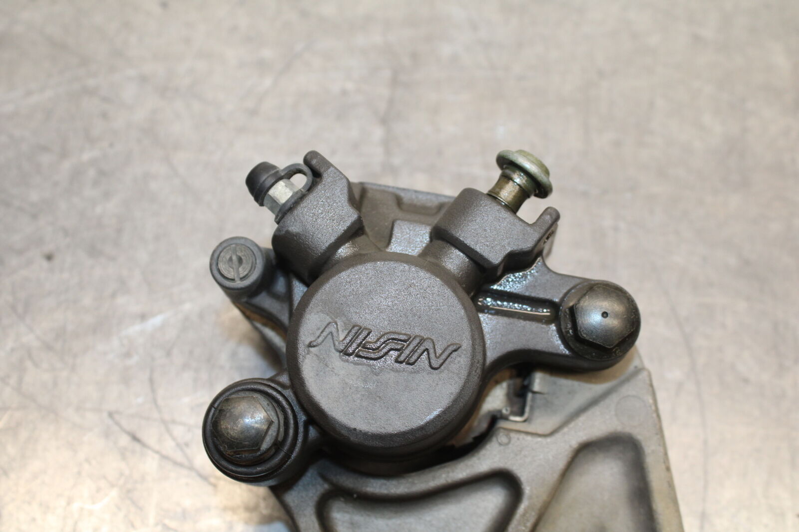 06-07 YAMAHA YZF R6 REAR BACK BRAKE CALIPER W MOUNT BRACKET BB742
