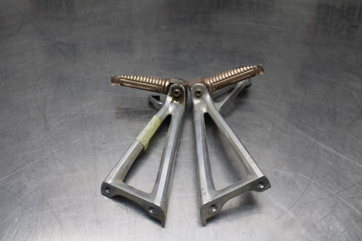 08-09 YAMAHA YZF R6S REAR BACK PASSENGER PEG SET PAIR BB796