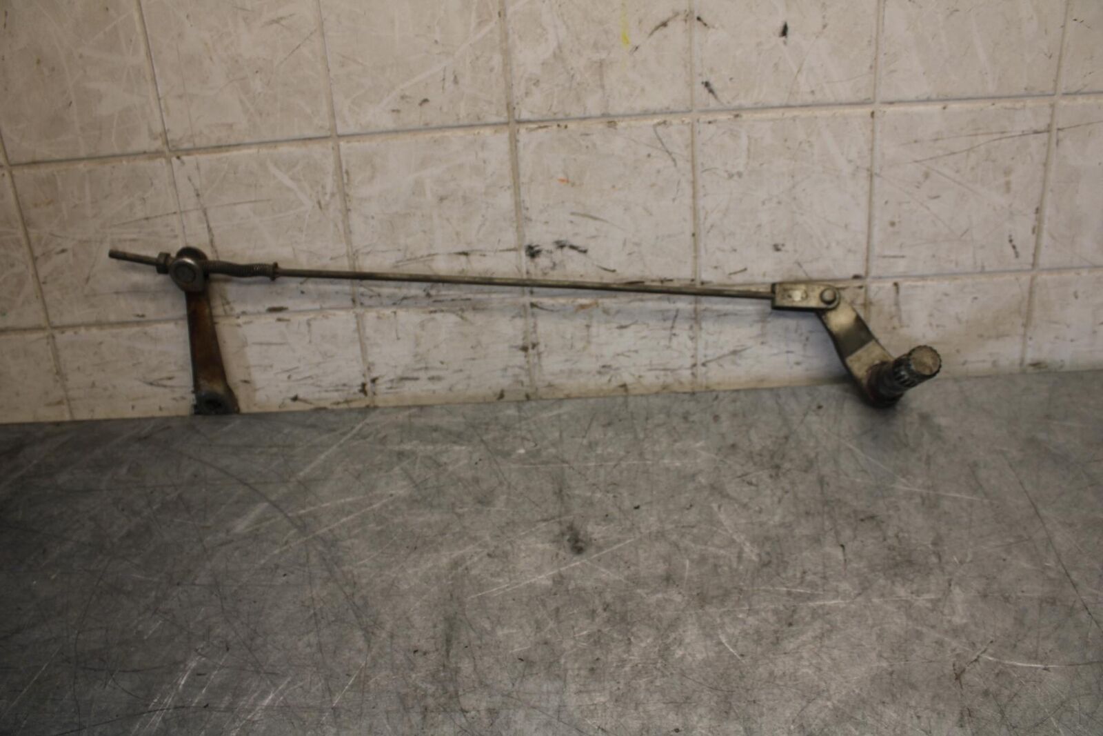1982 Suzuki GS450L REAR BACK BRAKE TORQUE ROD SHAFT BAR 64311-44200-019 BB52