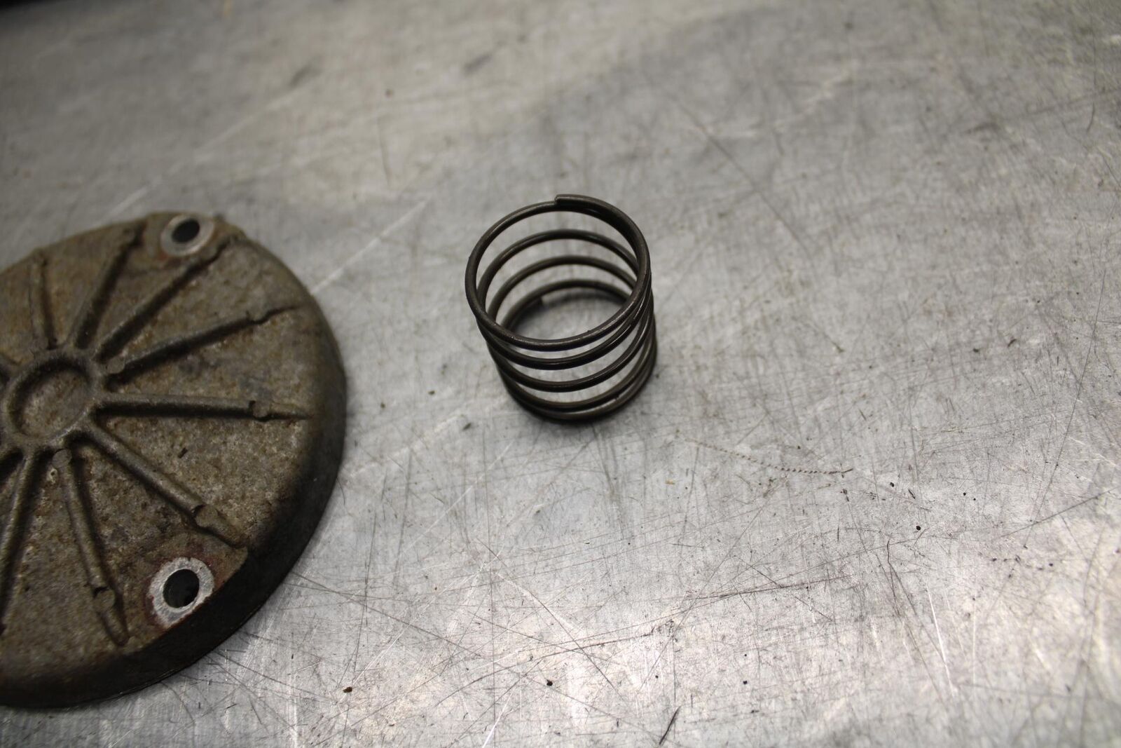 80-81 SUZUKI GS1000G ENGINE OIL FILTER COVER SPRING BB91