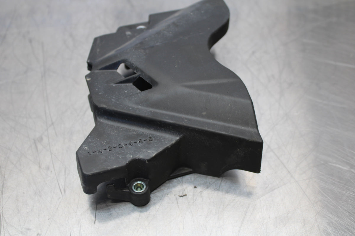 23 YAMAHA YZF R3 ENGINE SPROCKET COVER BB147