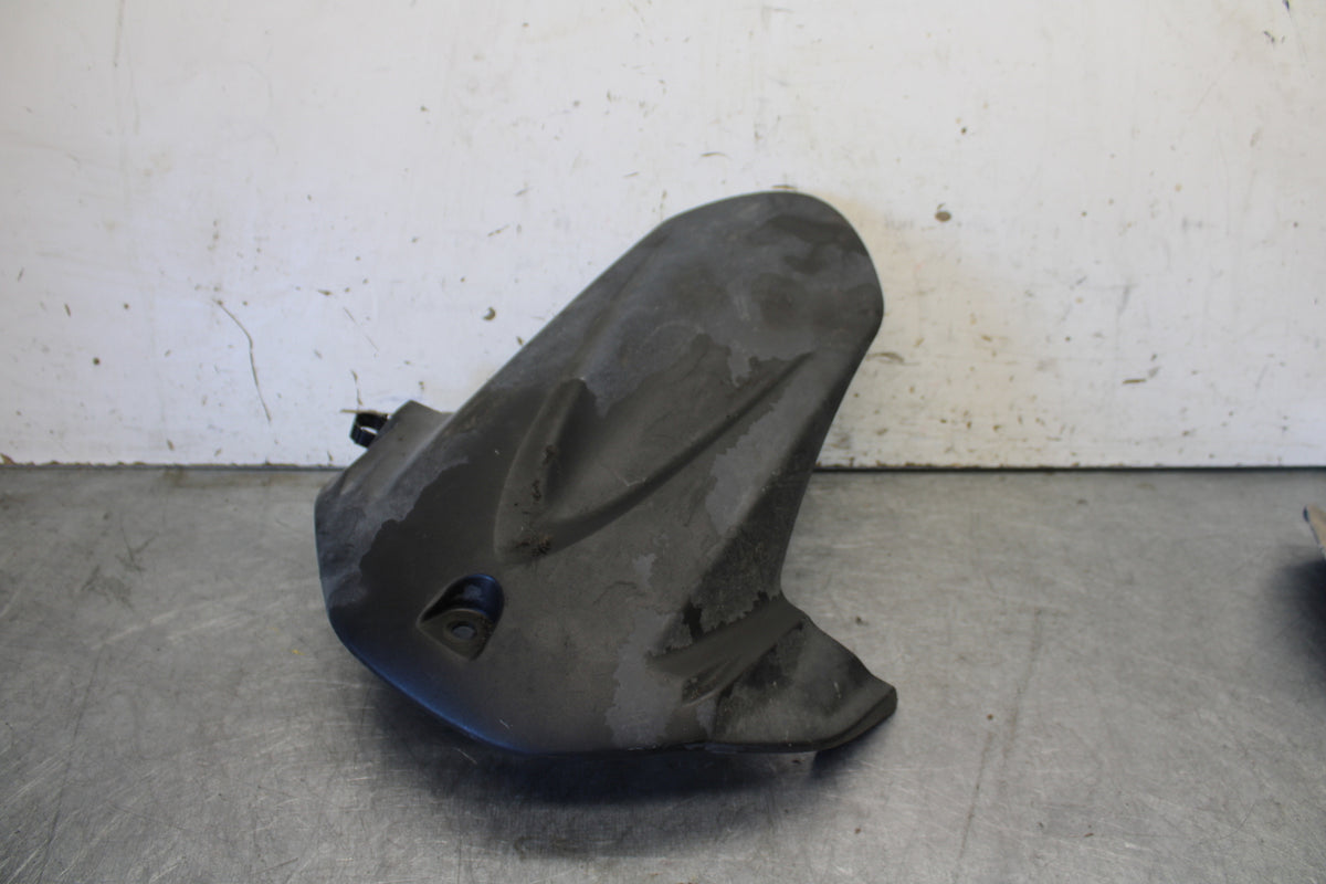 11-24 SUZUKI GSXR750 REAR BACK WHEEL TIRE HUGGER FENDER BB687