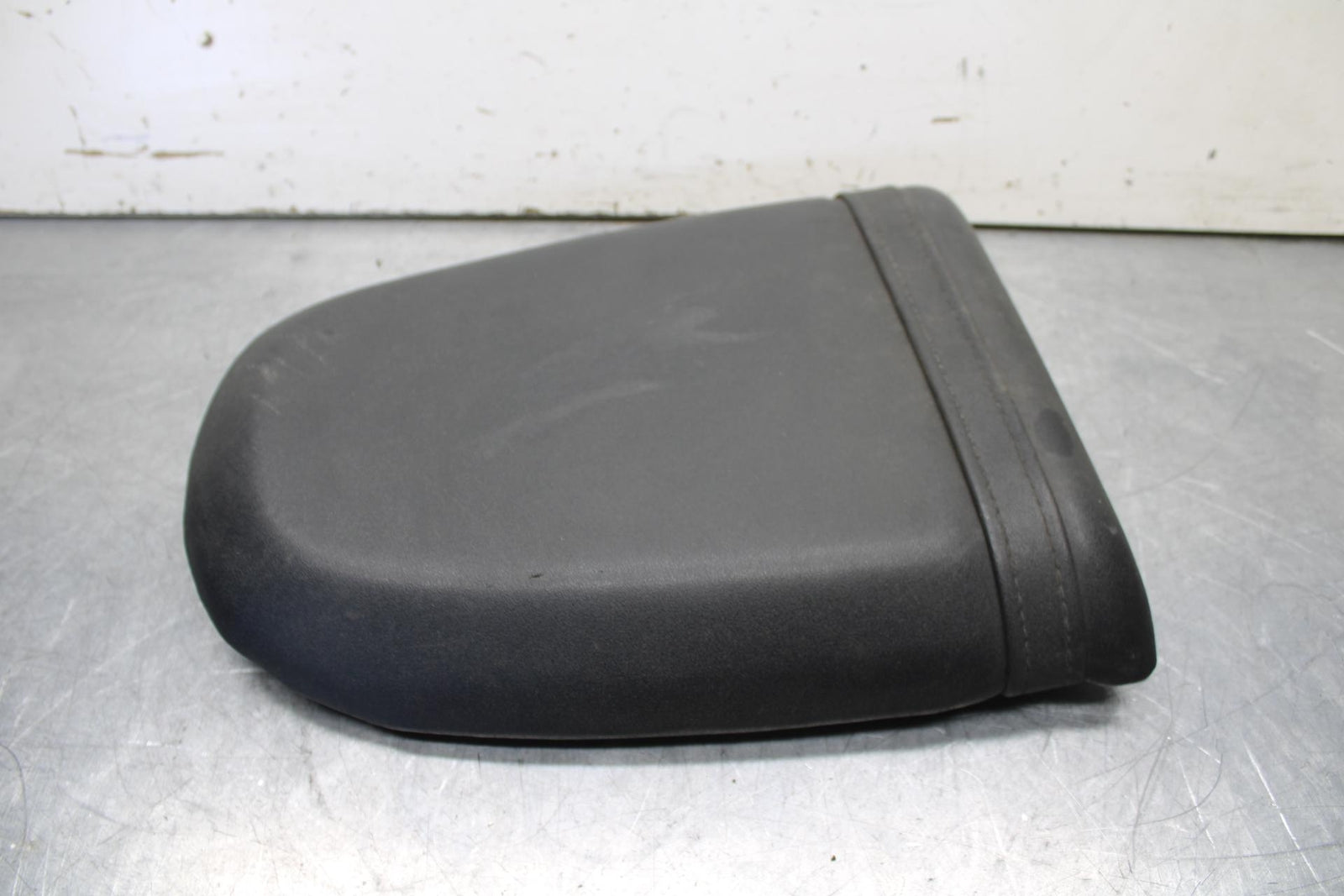 01-03 SUZUKI GSXR600 REAR BACK PASSENGER TANDEM SEAT PAD SADDLE PILLION BB633