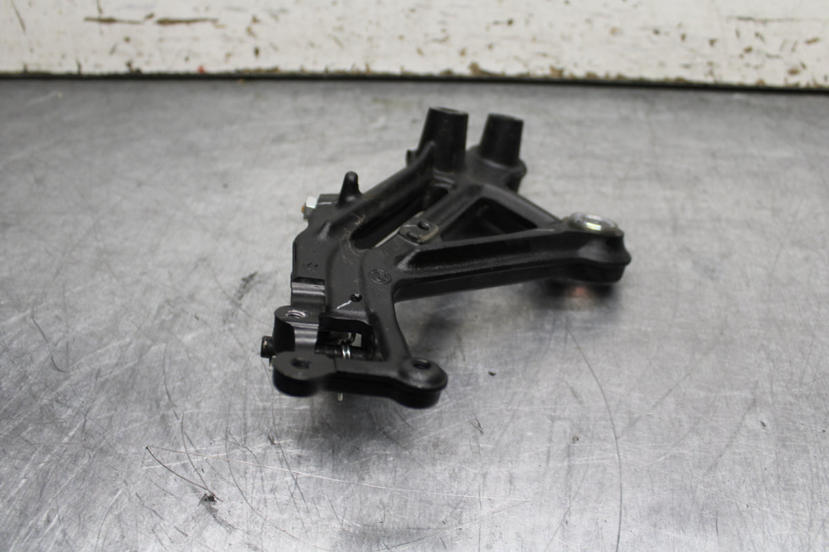 17-24 KTM 390 DUKE RIGHT REARSET REAR SET DRIVER FOOT PEG BRACKET MOUNT BB734