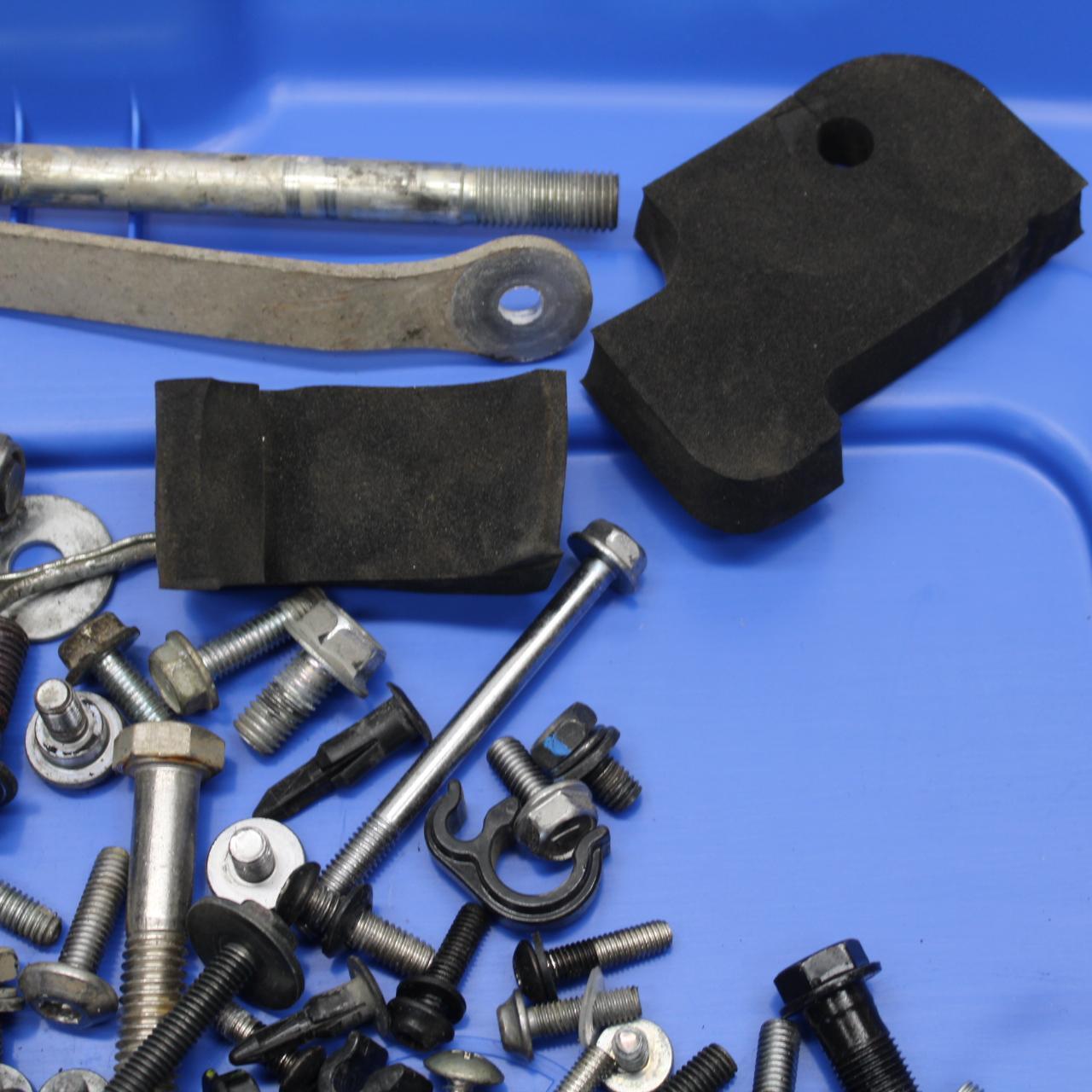 21 KAWASAKI NINJA ZX6R MISCELLANEOUS MOUNTING BOLTS HARDWARE MOTOR SCREWS BB647