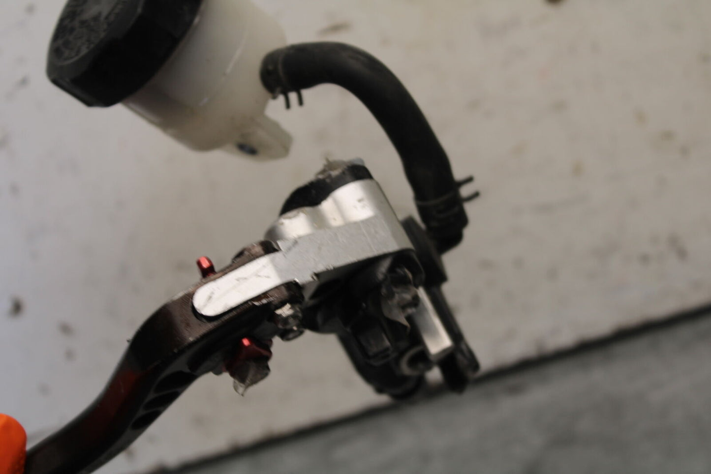 05-06 SUZUKI GSXR1000 FRONT BRAKE MASTER CYLINDER w/ LEVER 59600-47H10 BB677