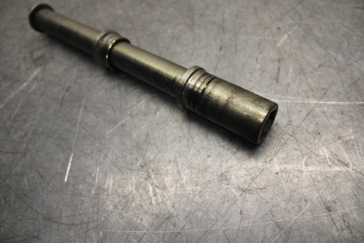 2013 Yamaha YZF R1 FRONT WHEEL RIM AXLE PIVOT BOLT 2C0-25181-00-00 BB507