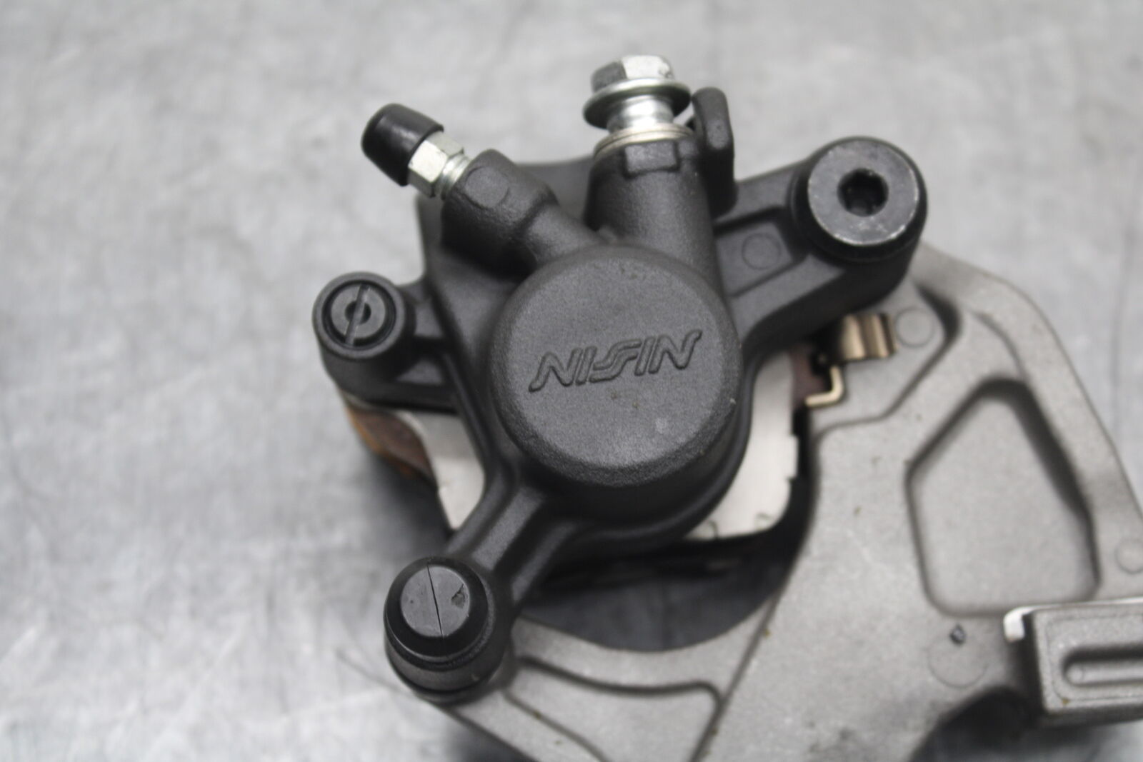 13 SUZUKI GSXR750 REAR BACK BRAKE CALIPER W MOUNT BRACKET BB110