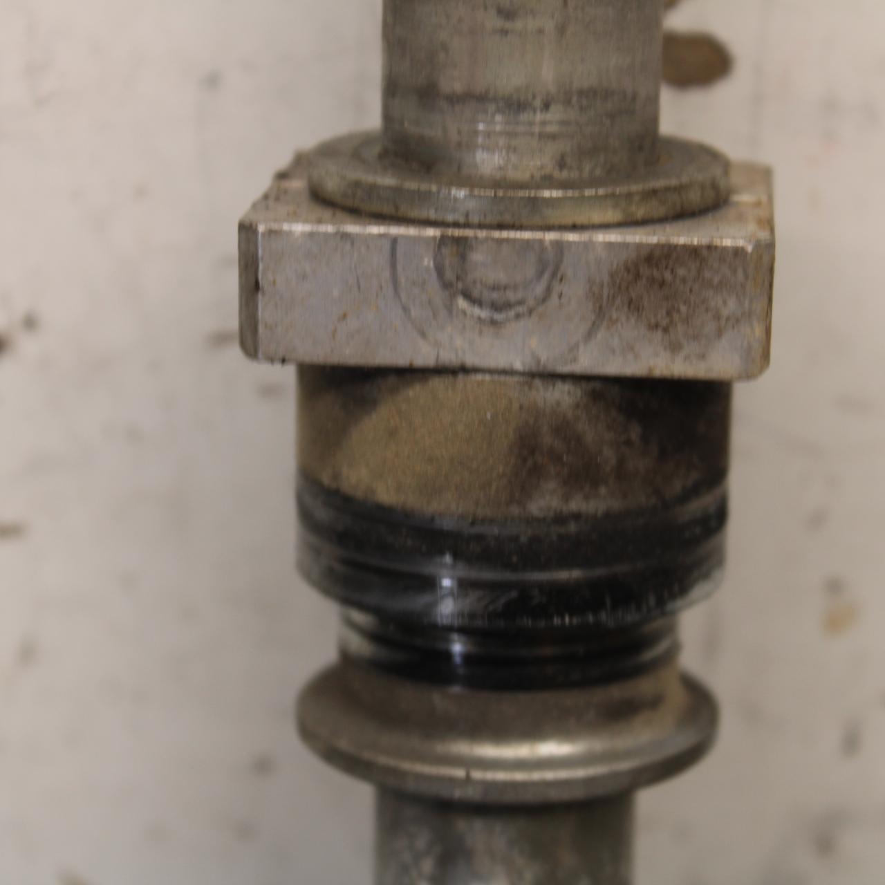 21 KAWASAKI NINJA ZX6R REAR AXLE BACK WHEEL RIM PIVOT BOLT AXEL 41068-0613 BB647