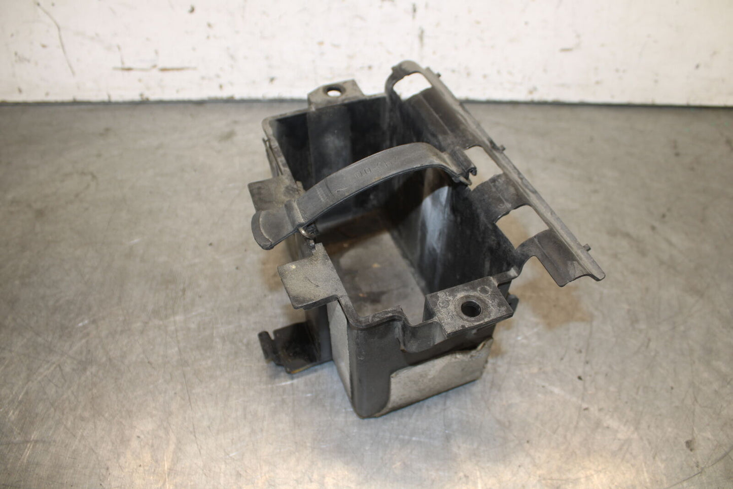 05-06 YAMAHA ROAD STAR XV1700A BATTERY TRAY BOX HOLDER BB703