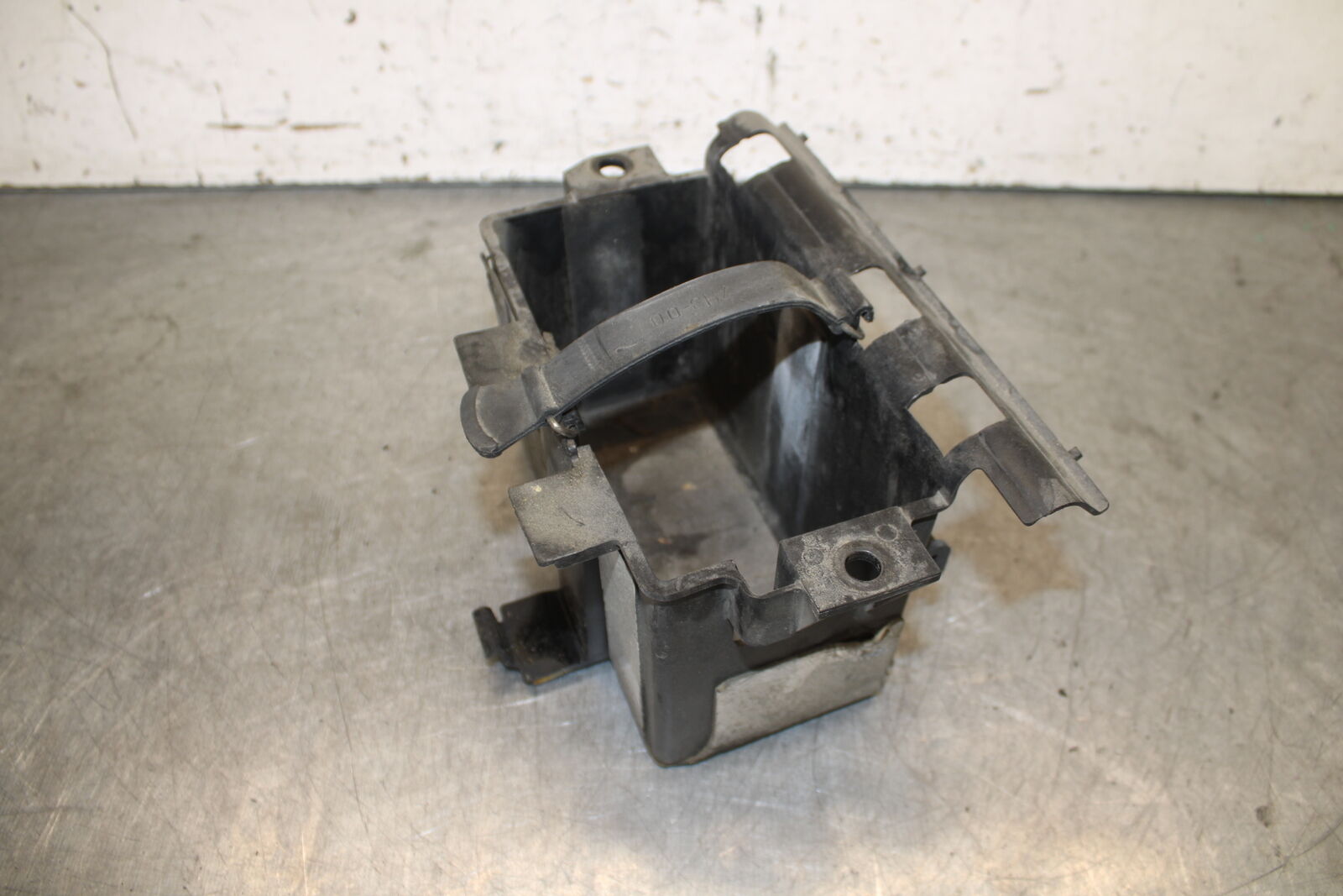 05-06 YAMAHA ROAD STAR XV1700A BATTERY TRAY BOX HOLDER BB703