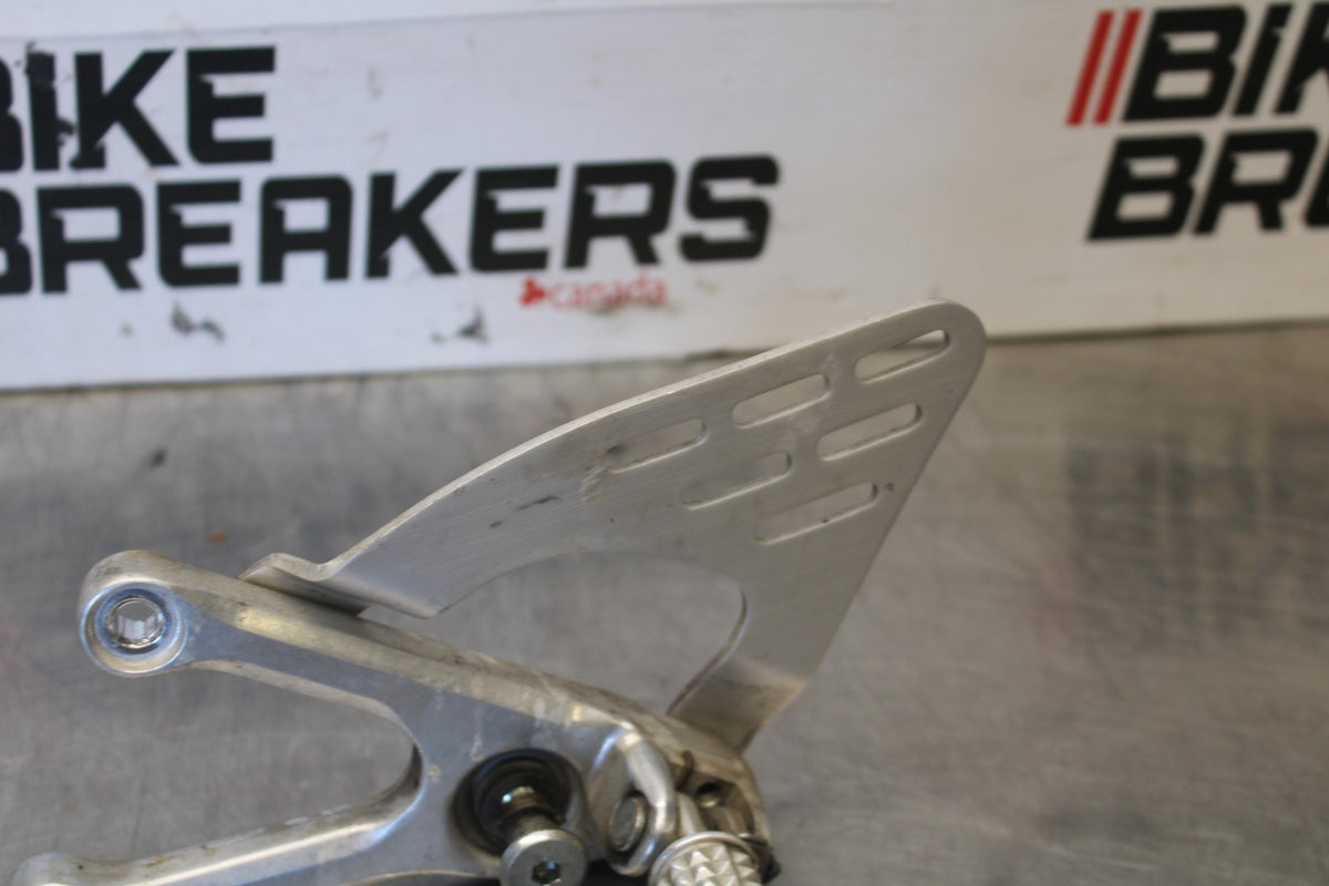 03-04 YAMAHA YZF R6 LEFT REARSET REAR SET DRIVER FOOT PEG REST STOP BB890