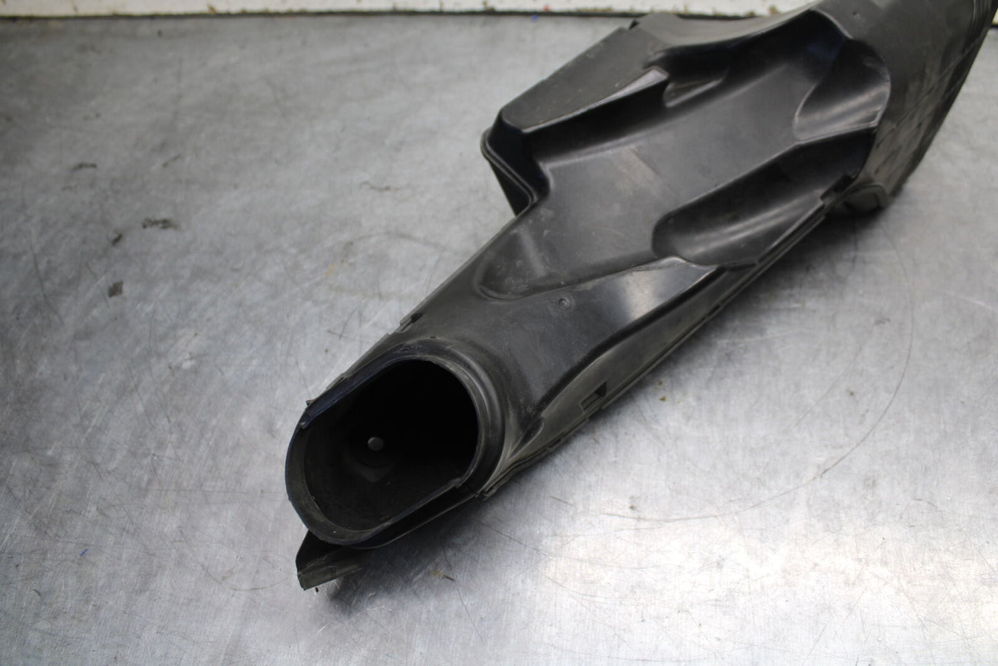 06-07 SUZUKI GSXR 600 RIGHT RAM AIR INTAKE DUCT TUBE BB737