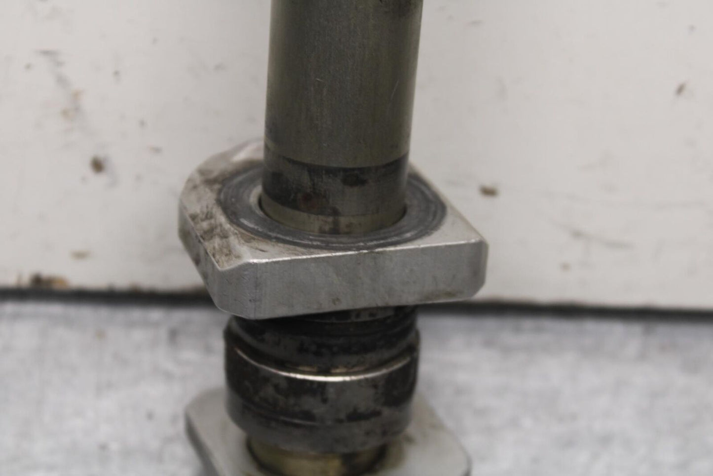 06-07 SUZUKI GSXR 600 REAR AXLE BACK WHEEL RIM PIVOT BOLT AXEL BB104
