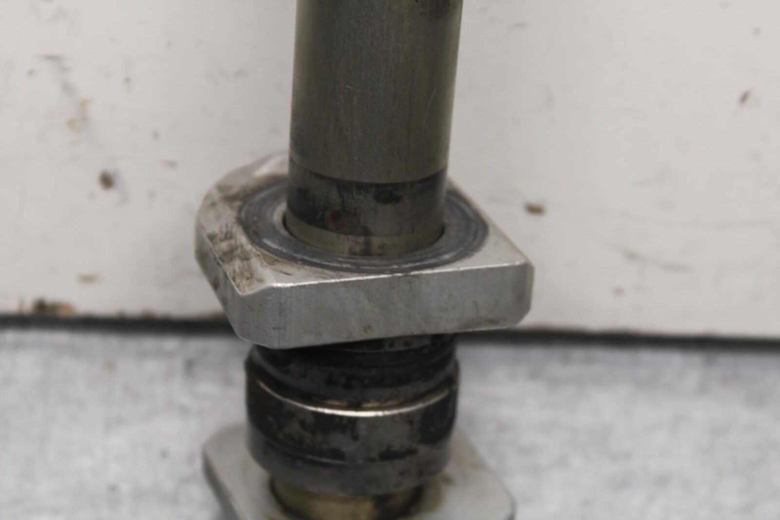 06-07 SUZUKI GSXR 600 REAR AXLE BACK WHEEL RIM PIVOT BOLT AXEL BB104