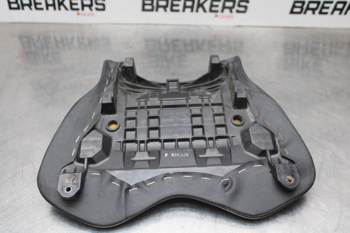 18 YAMAHA YZF R1  FRONT DRIVERS SEAT PAD SADDLE PILLION BB838