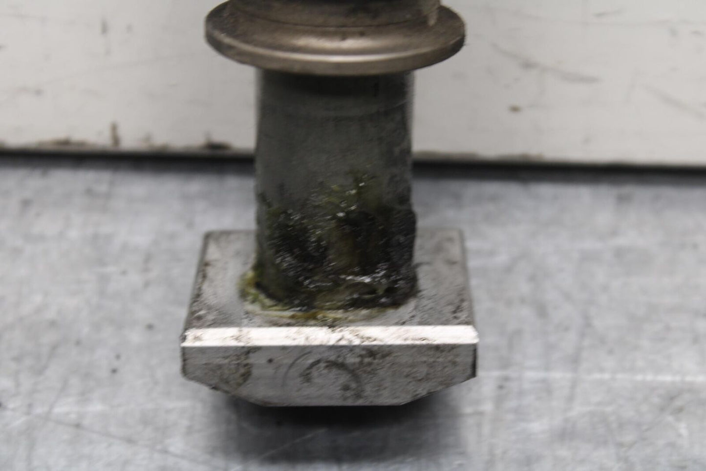 09-12 KAWASAKI NINJA ZX6R REAR AXLE BACK WHEEL RIM BOLT AXEL 41068-0035 BB617