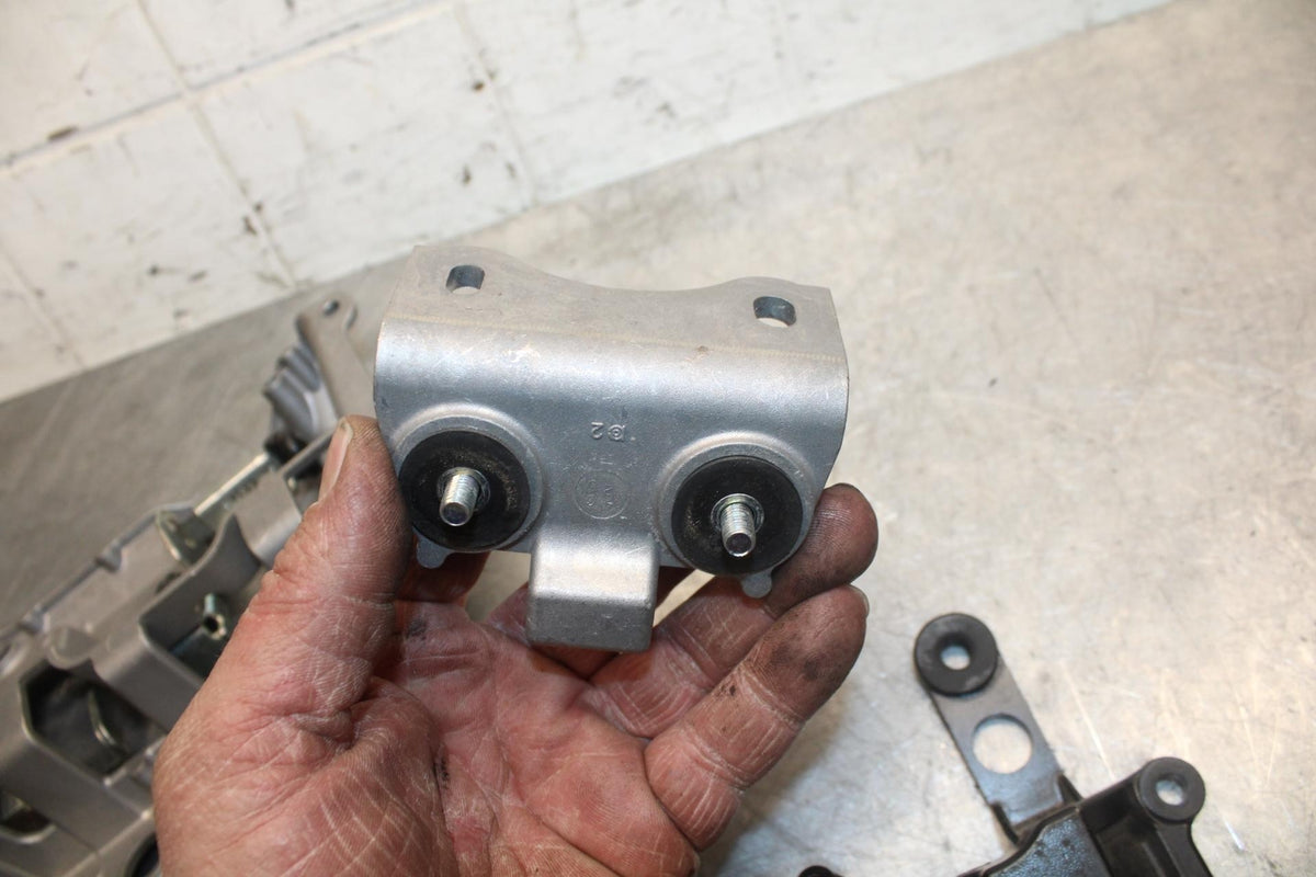 2015 Yamaha FJ09 SEAT MOUNTING BRACKET MOUNT BB41