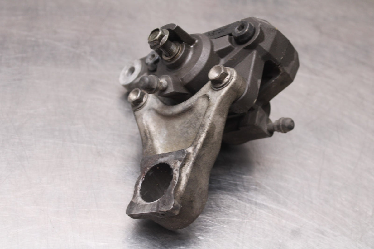 00 SUZUKI GSXR750 REAR BACK BRAKE CALIPER W MOUNT BRACKET BB820