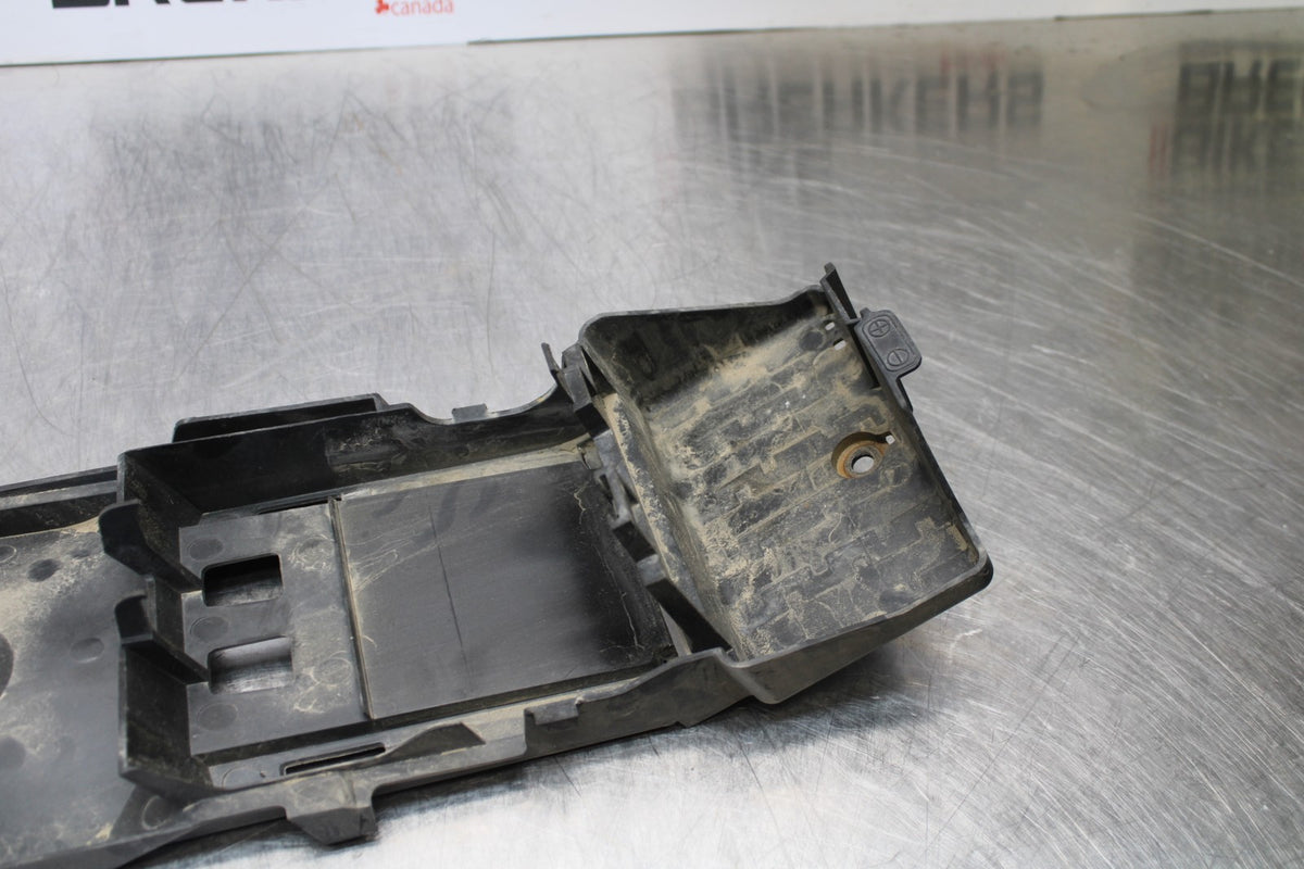 06-07 SUZUKI GSXR 600 REAR BACK TAIL UNDERTAIL BATTERY TRAY PLASTIC BB170