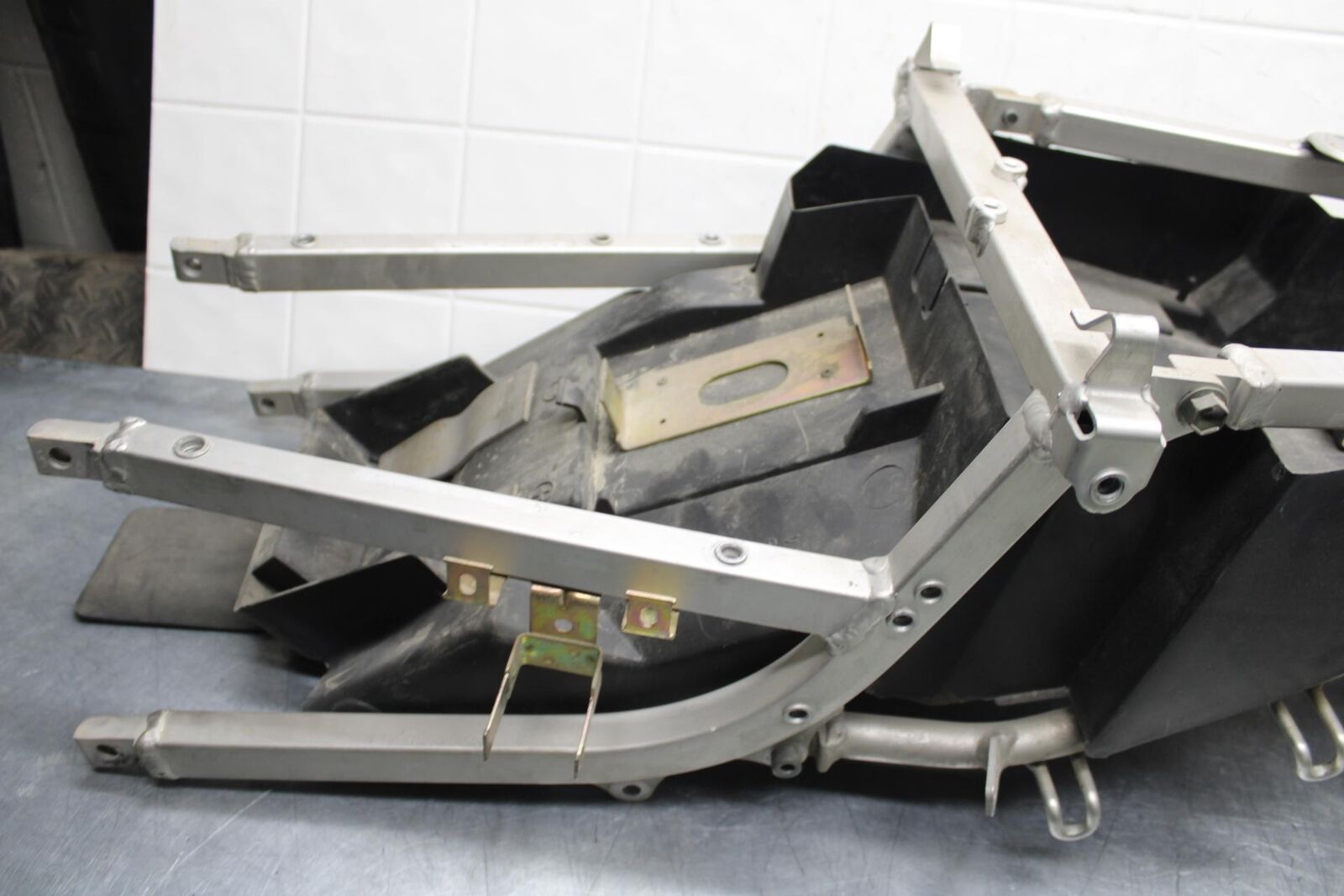 1999 Suzuki GSXR600 REAR SUBFRAME BACK SUB FRAME 41200-33E20 43980-33E20 BB580