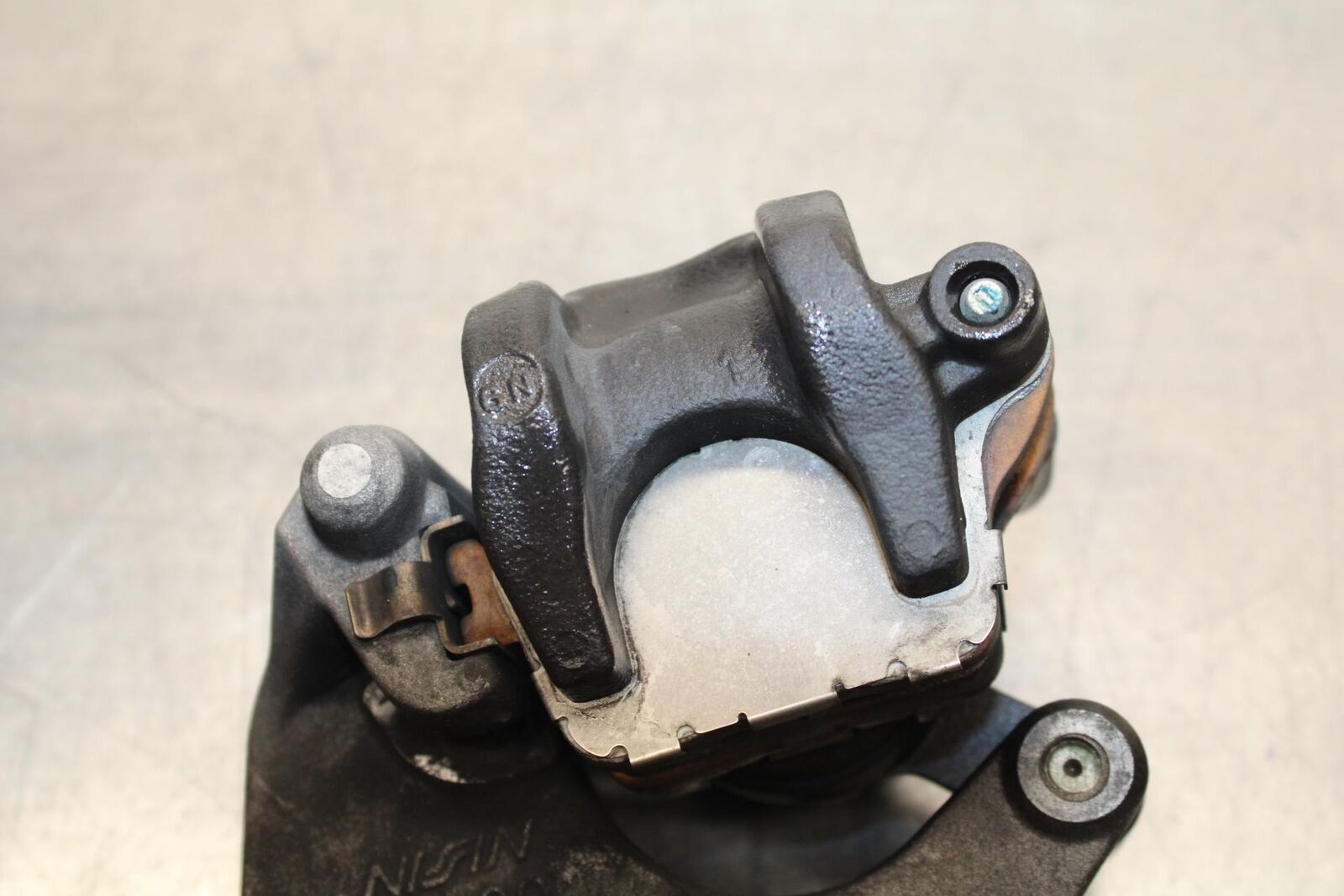 2017 Suzuki GSXR600 REAR BRAKE CALIPER W MOUNT BRACKET 69100-47H10-999 BB598