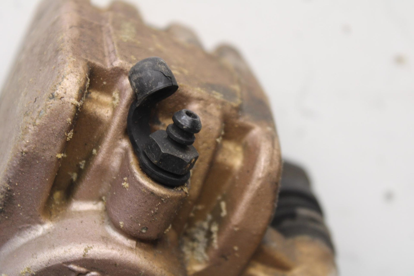 03-04 KAWASAKI NINJA ZX6RR REAR BACK BRAKE CALIPER W MOUNT BRACKET BB105