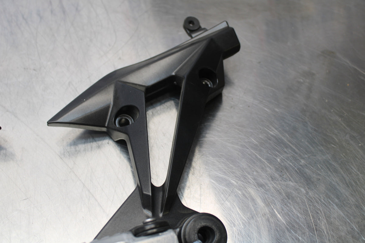 07 KAWASAKI Z1000 REAR BACK PASSENGER PEG SET PAIR BB148