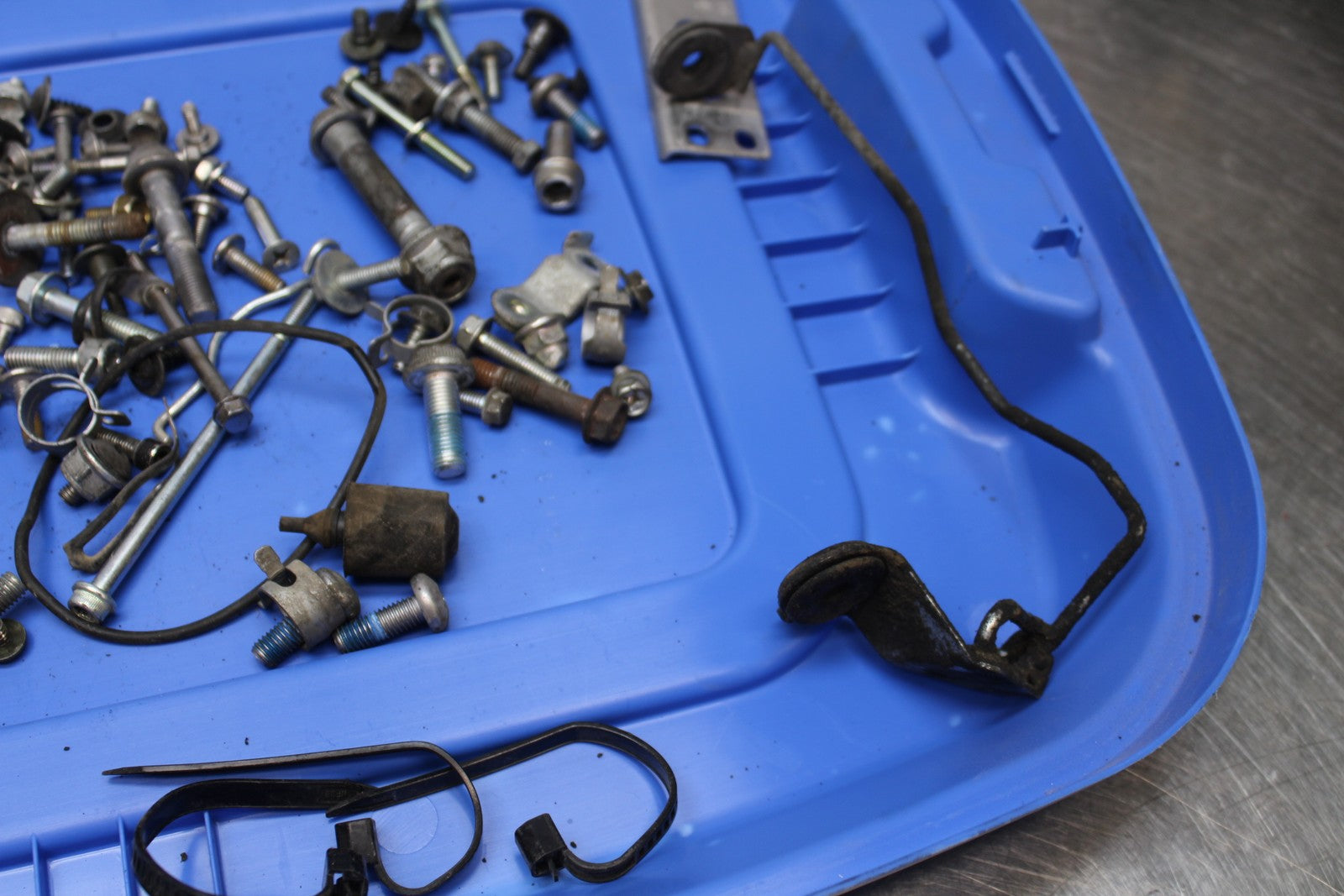 06-07 SUZUKI GSXR 600 MOUNTING BOLTS HARDWARE MOTOR SCREWS BB170
