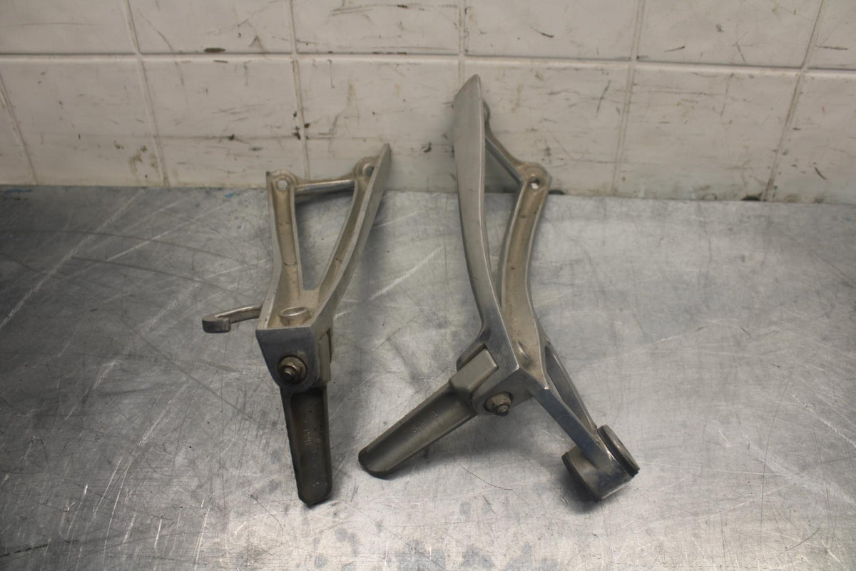 05 YAMAHA YZF R6S REAR BACK PASSENGER PEG SET PAIR BB462